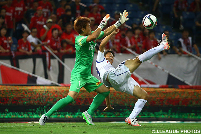 【明治安田Ｊ１ ２ｎｄ 第5節 浦和vs甲府】前半に迎えたピンチを防ぐ西川　周作（浦和）（9/16）