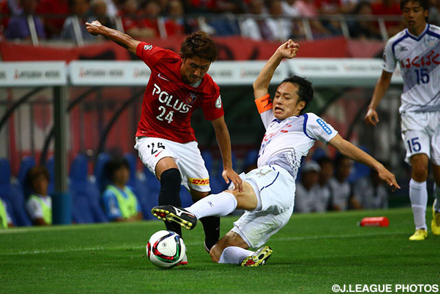 【明治安田Ｊ１ ２ｎｄ 第5節 浦和vs甲府】突破を図る関根　貴大（浦和）と、タックルで阻む阿部　翔平（甲府）（10/16）