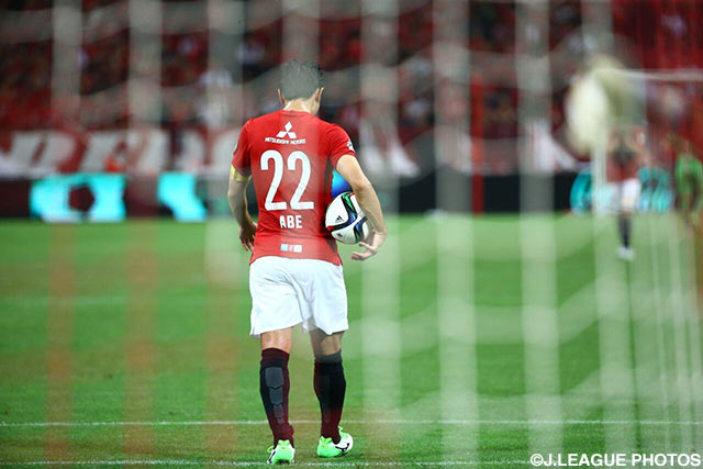 【明治安田Ｊ１ ２ｎｄ 第5節 浦和vs甲府】PKを蹴る前に、ゴールに背を向ける阿部　勇樹（浦和）。このあと冷静にキックに成功（12/16）