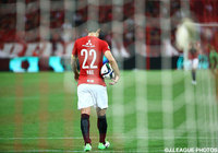 【明治安田Ｊ１ ２ｎｄ 第5節 浦和vs甲府】PKを蹴る前に、ゴールに背を向ける阿部　勇樹（浦和）。このあと冷静にキックに成功（12/16）