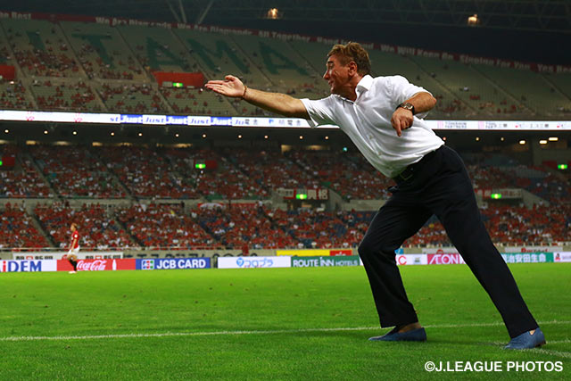 【明治安田Ｊ１ ２ｎｄ 第5節 浦和vs甲府】ピッチの選手へ向けて力強く指示を出す、ミハイロ　ペトロヴィッチ監督（浦和）（15/16）