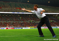 【明治安田Ｊ１ ２ｎｄ 第5節 浦和vs甲府】ピッチの選手へ向けて力強く指示を出す、ミハイロ　ペトロヴィッチ監督（浦和）（15/16）