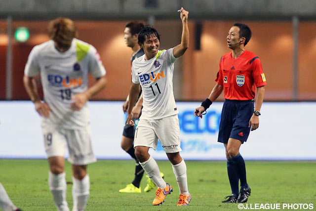 【明治安田Ｊ１ ２ｎｄ 第5節 神戸vs広島】リーグ戦で12年連続2桁得点達成となる追加点を決めた佐藤　寿人（広島）（3/6）