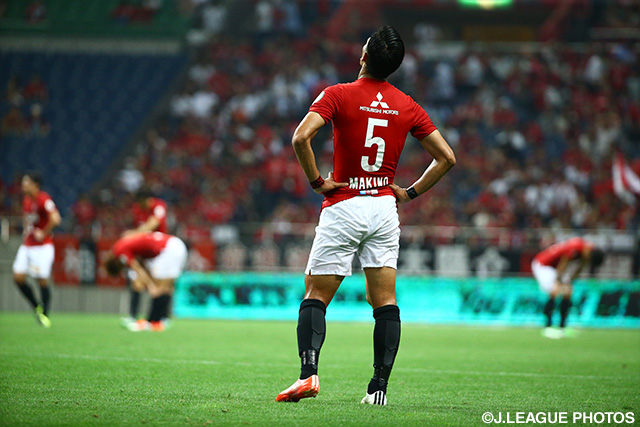 【明治安田Ｊ１ ２ｎｄ 第5節 浦和vs甲府】1-1の引き分けに終わり天を仰ぐ槙野　智章（浦和）（16/16）