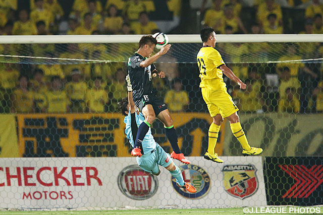 【明治安田Ｊ１ ２ｎｄ 第5節 湘南vs柏】ヘディングシュートで先制ゴールを決めた大槻　周平（湘南）（2/6）