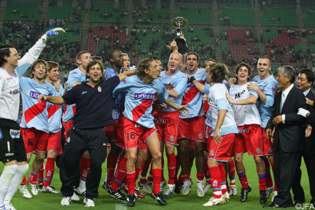 【スルガ銀行チャンピオンシップ2008 Ｇ大阪vsアルセナル】セレモニーで喜びを爆発させるアルセナルのメンバー（8/10）