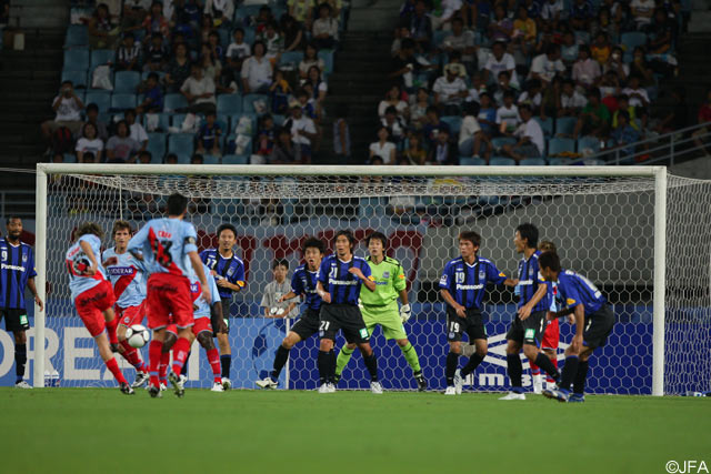 【スルガ銀行チャンピオンシップ2008 Ｇ大阪vsアルセナル】ゴール前で迫力の攻撃を見せるアルセナル（4/10）