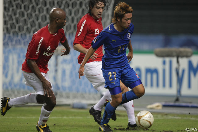 【スルガ銀行チャンピオンシップ2009 大分vsインテルナシオナル】ボールをキープする小手川（5/9）