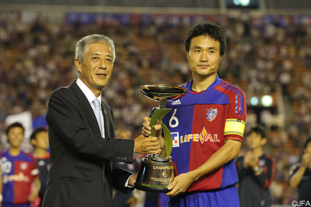 【スルガ銀行チャンピオンシップ2010 FC東京vsリガ・デ・キト】キャプテンの今野が栄えあるカップを手にした（8/9）