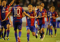 【スルガ銀行チャンピオンシップ2010 FC東京vsリガ・デ・キト】最後のキッカー梶山のPKが決まると、FC東京の選手達は歓喜を爆発させた（7/9）