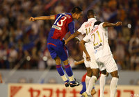 【スルガ銀行チャンピオンシップ2010 FC東京vsリガ・デ・キト】高さで相手を凌駕した平山は、32分に同点ゴールをマーク（3/9）