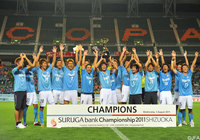 【スルガ銀行チャンピオンシップ2011 磐田vsインデペンディエンテ】キャプテンの那須が高々とカップを掲げる。日本勢が連覇を達成（9/9）