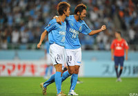 【スルガ銀行チャンピオンシップ2011 磐田vsインデペンディエンテ】途中出場の荒田（右）のボレーシュートで磐田が同点に追い付いた（6/9）