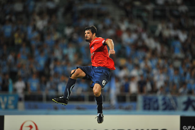 【スルガ銀行チャンピオンシップ2011 磐田vsインデペンディエンテ】同点弾を叩きこんだトゥッシオが喜びを爆発させる（4/9）