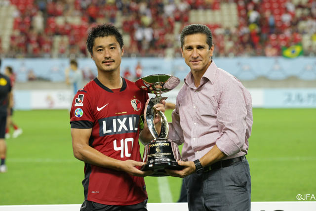 【スルガ銀行チャンピオンシップ2012 鹿島vsウニベルシダ･デ･チリ】カップを手にするキャプテンの小笠原とジョルジーニョ監督（9/9）