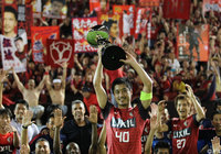 【スルガ銀行チャンピオンシップ2013 鹿島vsサンパウロFC】トロフィーを掲げる小笠原（8/9）