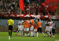 【スルガ銀行チャンピオンシップ2013 鹿島vsサンパウロFC】ゴールが決まり喜びを爆発させるサンパウロFCの選手たち（6/9）