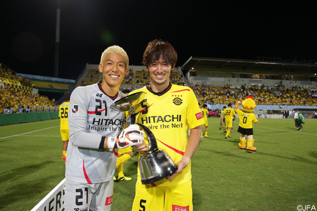 【スルガ銀行チャンピオンシップ2014 柏vsラヌス】トロフィーを掲げ、笑みを浮かべる菅野（左）と増嶋（右）（9/9）