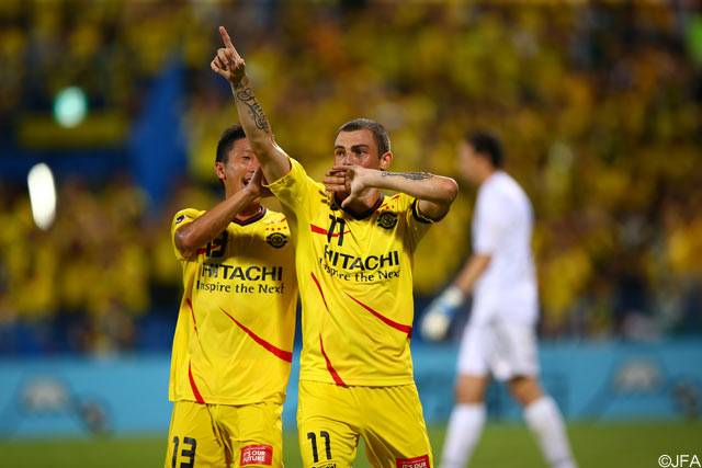 【スルガ銀行チャンピオンシップ2014 柏vsラヌス】終盤の89分にレアンドロ（右）が値千金の決勝ゴールを決めて勝利に導いた（6/9）