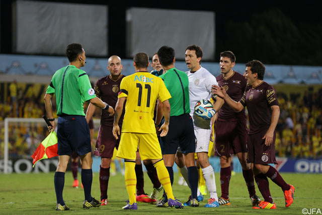 【スルガ銀行チャンピオンシップ2014 柏vsラヌス】試合は徐々に両チームの選手たちがヒートアップする展開に（5/9）