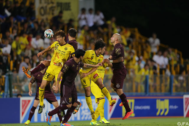 【スルガ銀行チャンピオンシップ2014 柏vsラヌス】空中戦で激しく競り合う両チームの選手たち（4/9）