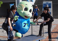 【明治安田Ｊ２ 第27節 福岡vs大分】台車に載せられる大分のマスコット・ニータン（1/4）