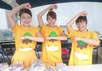 【明治安田Ｊ２ 第27節 群馬vs岐阜】群馬県のマスコット・ぐんまちゃんのＴシャツを着てポーズをとる、イベントブースのスタッフ（1/2）