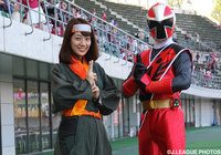 【明治安田Ｊ２ 第27節 岡山vs磐田】アカニンジャーとお馴染みのポーズを見せる佐藤美希さん（4/4）