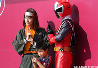 【明治安田Ｊ２ 第27節 岡山vs磐田】ファン・サポーターのお子さんと写真に収まる佐藤美希さんとアカニンジャー（2/4）