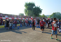 【明治安田Ｊ２ 第27節 岡山vs磐田】飲食店舗が立ち並ぶファジフーズエリアには、早くも多くのファン・サポーターが集まっている（1/4）