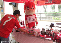 【明治安田Ｊ２ 第27節 熊本vs栃木】グッズ売店で手伝いをする、熊本のマスコット・ロアッソくん（1/4）