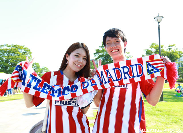 【国際親善試合 鳥栖vsアトレティコ・マドリード】タオルを掲げるアトレティコのファン・サポーター