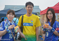 【明治安田Ｊ２ 第27節 千葉vs徳島】スタジアムグルメを楽しむ両チームのファン・サポーター（1/4）