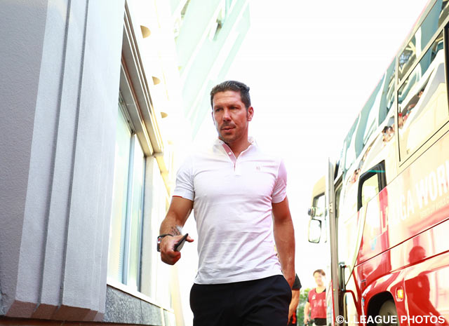 【国際親善試合 鳥栖vsアトレティコ・マドリード】険しい表情で会場入りするシメオネ監督