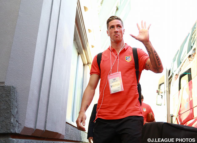 【国際親善試合 鳥栖vsアトレティコ・マドリード】会場に到着しファンの声援に応えるＦ・トーレス