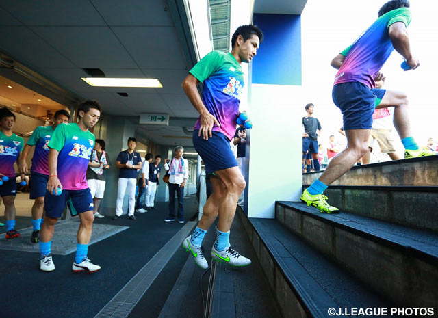 【国際親善試合 鳥栖vsアトレティコ・マドリード】アップを行うためピッチに飛び出す鳥栖の選手たち