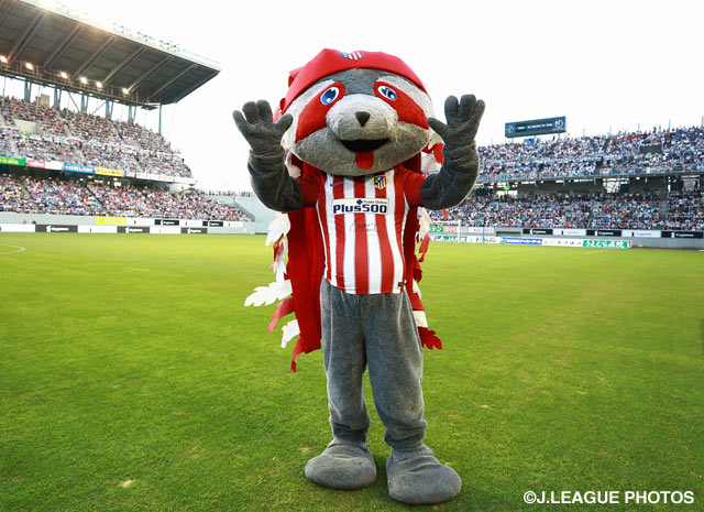 【国際親善試合 鳥栖vsアトレティコ・マドリード】おどけたポーズをとるアトレティコのマスコット、インディーくん