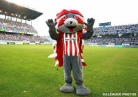 【国際親善試合 鳥栖vsアトレティコ・マドリード】おどけたポーズをとるアトレティコのマスコット、インディーくん
