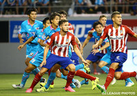 【国際親善試合 鳥栖vsアトレティコ・マドリード】両チームの選手たちがゴール前で激しい攻防を展開