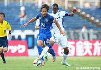【明治安田Ｊ２ 第27節 福岡vs大分】金森　健志（福岡）からボールを奪取するダニエル（大分）（3/4）