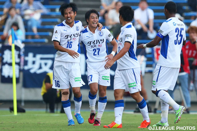 【明治安田Ｊ２ 第27節 福岡vs大分】鮮やかなボレーシュートで先制点を決めた三平　和司（大分 #27）（2/4）