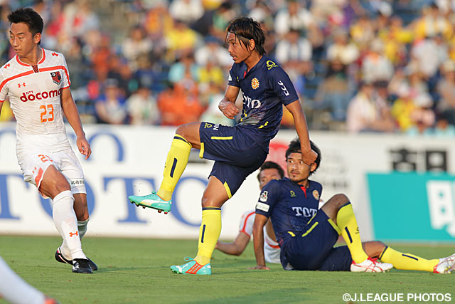 【明治安田Ｊ２ 第27節 北九州vs大宮】豪快なミドルシュートで1点差に迫るゴールを決めた井上　翔太（北九州）（4/4）
