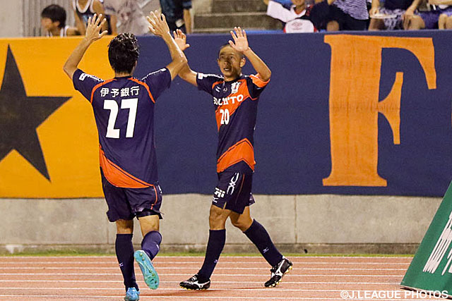【明治安田Ｊ２ 第27節 愛媛vsＣ大阪】後半アディショナルタイムに劇的な逆転ゴールを決めた河原　和寿（愛媛）（4/4）