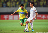 【明治安田Ｊ２ 第27節 千葉vs徳島】木村　祐志（徳島）をマークする佐藤　勇人（千葉）（4/4）