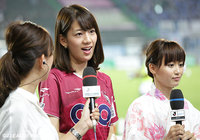 【明治安田Ｊ２ 第27節 岡山vs磐田】岡山のユニフォームを着て試合中継に出演する佐藤美希さん（1/4）