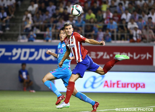 【国際親善試合 鳥栖vsアトレティコ・マドリード】ゴール前に迫りチャンスを演出した山﨑（左）