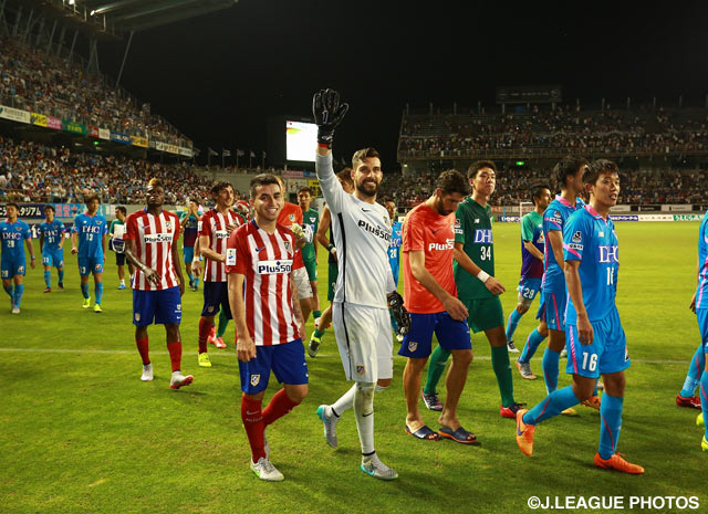 【国際親善試合 鳥栖vsアトレティコ・マドリード】試合後にファン・サポーターに挨拶する両チームの選手たち