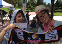 【明治安田Ｊ３ 第24節 福島vs鳥取】笑顔でタオルを掲げるファン・サポーター（1/3）