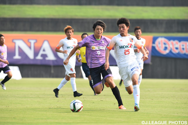 【明治安田Ｊ３ 第24節 藤枝vs長野】競り合う大石（藤枝）と有永（長野）。両選手とも得点を挙げた（2/3）