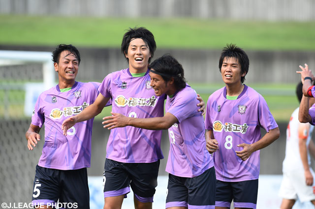 【明治安田Ｊ３ 第24節 藤枝vs長野】決勝点を挙げて、祝福される大石（左から2番目）（3/3）